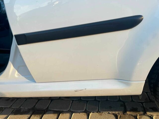 Белый Пежо 107, объемом двигателя 1 л и пробегом 71 тыс. км за 5600 $, фото 12 на Automoto.ua