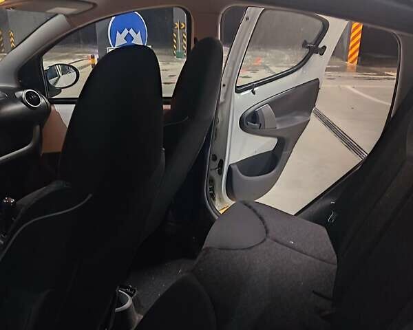 Белый Пежо 107, объемом двигателя 1 л и пробегом 180 тыс. км за 3700 $, фото 10 на Automoto.ua