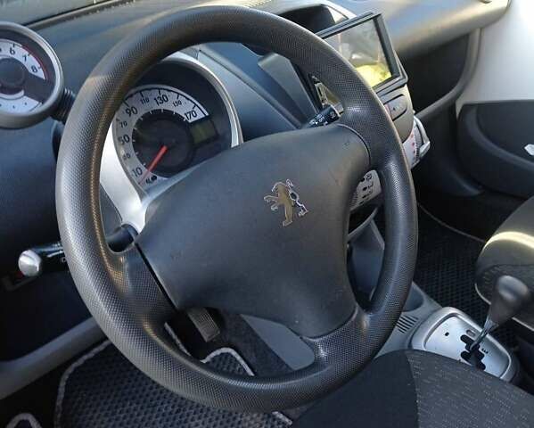 Белый Пежо 107, объемом двигателя 1 л и пробегом 174 тыс. км за 5500 $, фото 1 на Automoto.ua