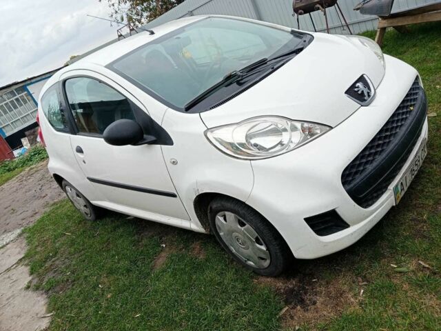 Пежо 107 2011 в Прилуках на Automoto.ua Белый Пежо 107, объемом двигателя 1 л и пробегом 380 тыс. км за 1750 $, фото 3 на Automoto.ua