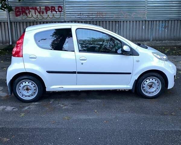 Белый Пежо 107, объемом двигателя 1 л и пробегом 140 тыс. км за 4500 $, фото 17 на Automoto.ua