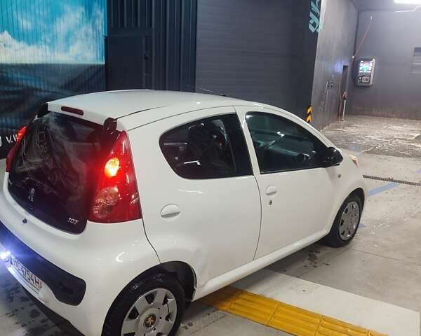 Белый Пежо 107, объемом двигателя 1 л и пробегом 180 тыс. км за 3700 $, фото 5 на Automoto.ua