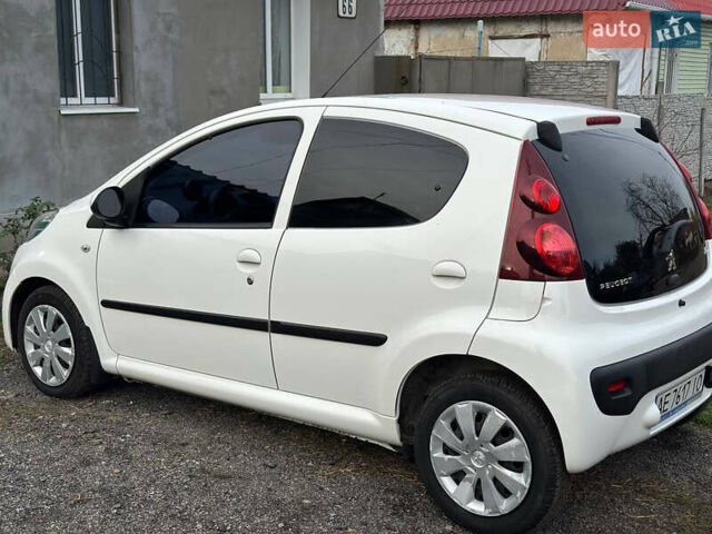 Белый Пежо 107, объемом двигателя 1 л и пробегом 77 тыс. км за 6300 $, фото 3 на Automoto.ua