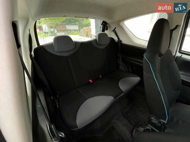 Белый Пежо 107, объемом двигателя 1 л и пробегом 214 тыс. км за 4200 $, фото 14 на Automoto.ua