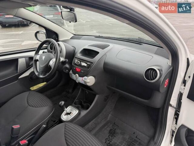 Білий Пежо 107, об'ємом двигуна 1 л та пробігом 65 тис. км за 6500 $, фото 24 на Automoto.ua
