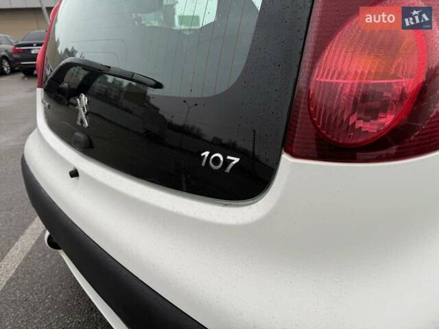 Білий Пежо 107, об'ємом двигуна 1 л та пробігом 65 тис. км за 6500 $, фото 16 на Automoto.ua