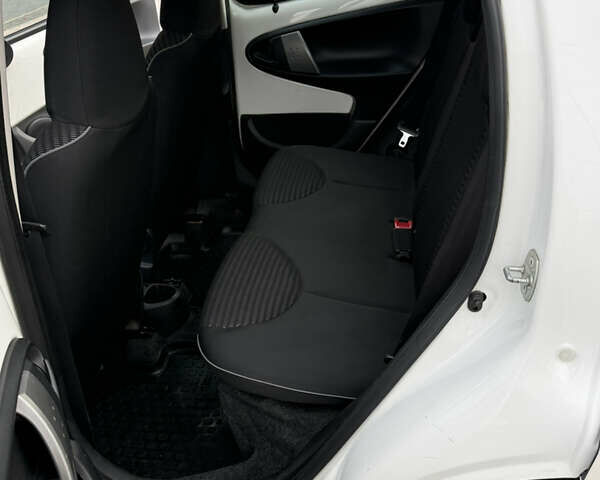 Белый Пежо 107, объемом двигателя 0.99 л и пробегом 220 тыс. км за 4900 $, фото 23 на Automoto.ua