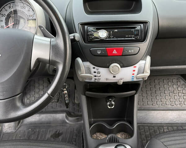 Белый Пежо 107, объемом двигателя 0.99 л и пробегом 220 тыс. км за 4900 $, фото 2 на Automoto.ua