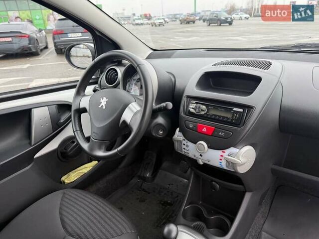 Білий Пежо 107, об'ємом двигуна 1 л та пробігом 65 тис. км за 6500 $, фото 26 на Automoto.ua