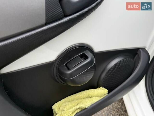 Білий Пежо 107, об'ємом двигуна 1 л та пробігом 65 тис. км за 6500 $, фото 43 на Automoto.ua