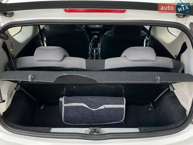 Белый Пежо 107, объемом двигателя 1 л и пробегом 214 тыс. км за 4200 $, фото 23 на Automoto.ua