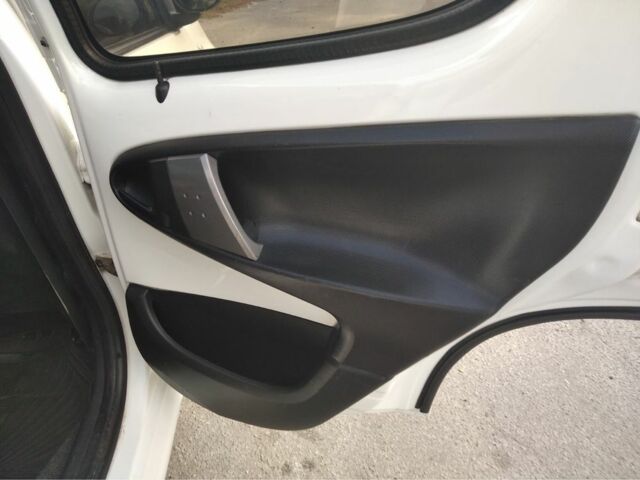 Белый Пежо 107, объемом двигателя 1 л и пробегом 111 тыс. км за 6117 $, фото 8 на Automoto.ua