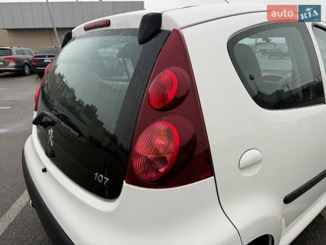 Білий Пежо 107, об'ємом двигуна 1 л та пробігом 65 тис. км за 6500 $, фото 15 на Automoto.ua