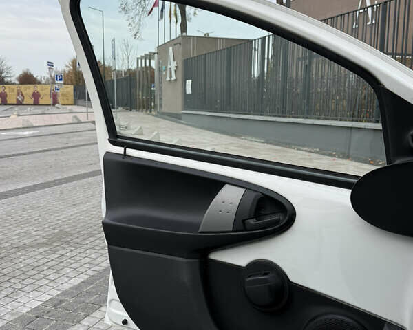 Белый Пежо 107, объемом двигателя 0.99 л и пробегом 220 тыс. км за 4900 $, фото 14 на Automoto.ua