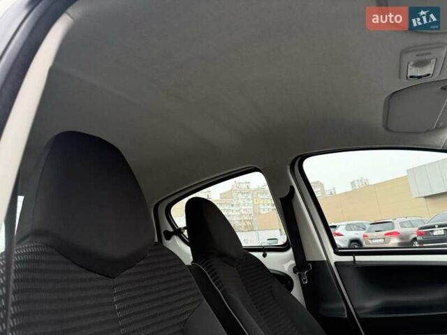 Білий Пежо 107, об'ємом двигуна 1 л та пробігом 65 тис. км за 6500 $, фото 32 на Automoto.ua