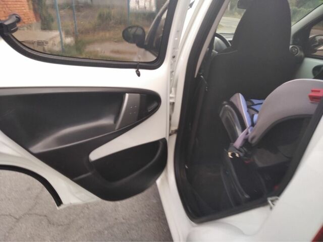 Белый Пежо 107, объемом двигателя 1 л и пробегом 111 тыс. км за 6117 $, фото 5 на Automoto.ua