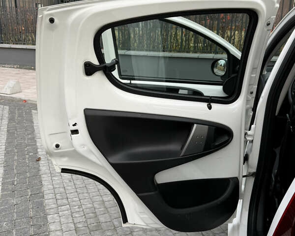 Белый Пежо 107, объемом двигателя 0.99 л и пробегом 220 тыс. км за 4900 $, фото 22 на Automoto.ua