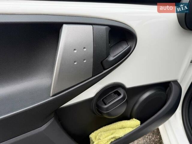 Білий Пежо 107, об'ємом двигуна 1 л та пробігом 65 тис. км за 6500 $, фото 42 на Automoto.ua