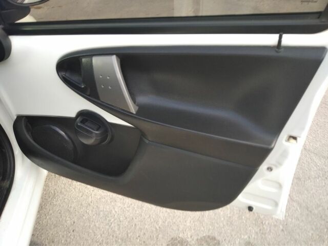 Белый Пежо 107, объемом двигателя 1 л и пробегом 111 тыс. км за 6117 $, фото 11 на Automoto.ua