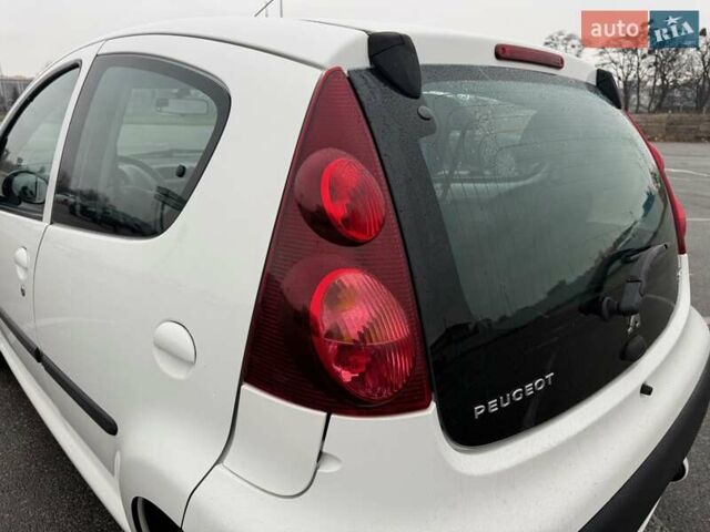 Білий Пежо 107, об'ємом двигуна 1 л та пробігом 65 тис. км за 6500 $, фото 11 на Automoto.ua
