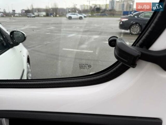 Білий Пежо 107, об'ємом двигуна 1 л та пробігом 65 тис. км за 6500 $, фото 22 на Automoto.ua