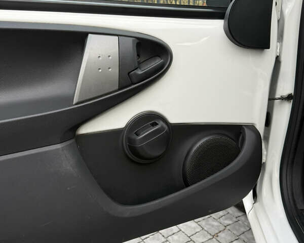 Белый Пежо 107, объемом двигателя 0.99 л и пробегом 220 тыс. км за 4900 $, фото 18 на Automoto.ua