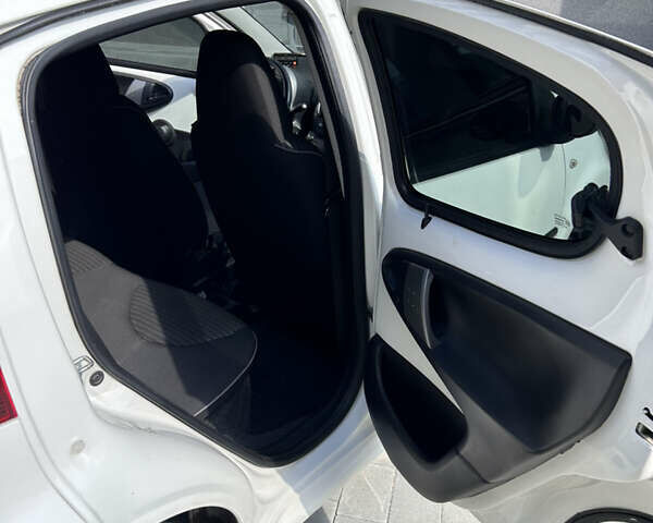 Белый Пежо 107, объемом двигателя 1 л и пробегом 103 тыс. км за 6499 $, фото 20 на Automoto.ua