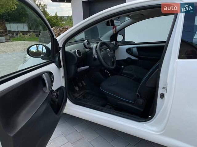 Белый Пежо 107, объемом двигателя 1 л и пробегом 214 тыс. км за 4200 $, фото 10 на Automoto.ua