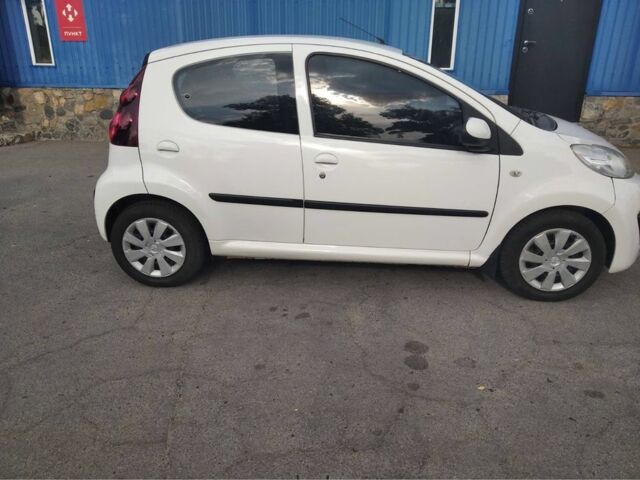 Белый Пежо 107, объемом двигателя 1 л и пробегом 111 тыс. км за 6117 $, фото 1 на Automoto.ua