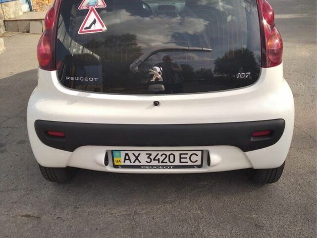 Белый Пежо 107, объемом двигателя 1 л и пробегом 111 тыс. км за 6117 $, фото 3 на Automoto.ua