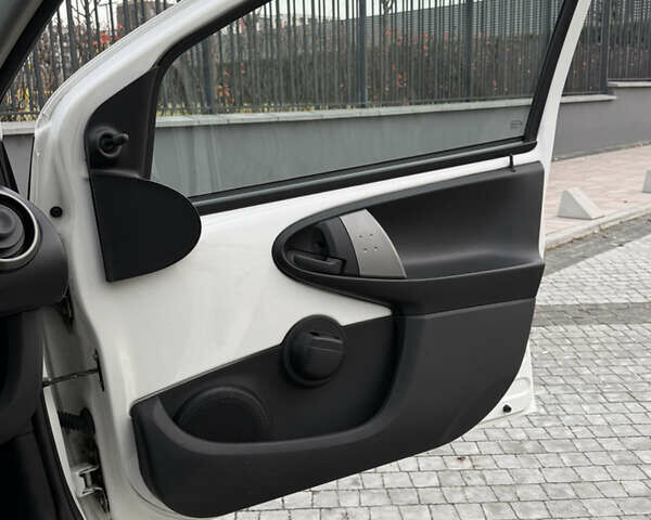 Белый Пежо 107, объемом двигателя 0.99 л и пробегом 220 тыс. км за 4900 $, фото 12 на Automoto.ua