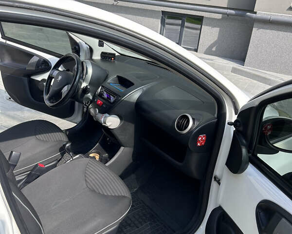 Белый Пежо 107, объемом двигателя 1 л и пробегом 103 тыс. км за 6499 $, фото 21 на Automoto.ua