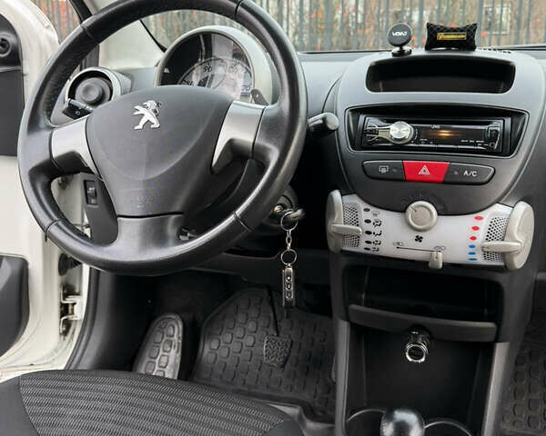 Белый Пежо 107, объемом двигателя 0.99 л и пробегом 220 тыс. км за 4900 $, фото 4 на Automoto.ua