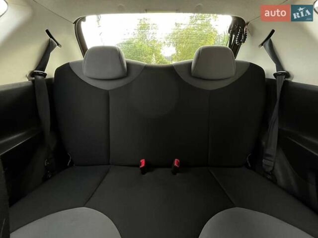 Белый Пежо 107, объемом двигателя 1 л и пробегом 214 тыс. км за 4200 $, фото 15 на Automoto.ua