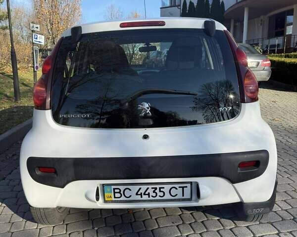 Білий Пежо 107, об'ємом двигуна 1 л та пробігом 64 тис. км за 5500 $, фото 1 на Automoto.ua