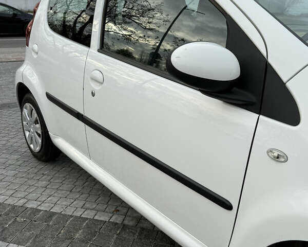 Белый Пежо 107, объемом двигателя 0.99 л и пробегом 220 тыс. км за 4900 $, фото 25 на Automoto.ua