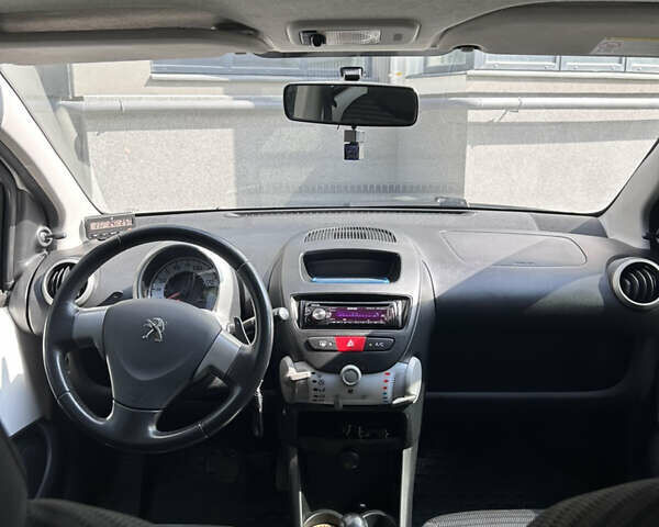 Белый Пежо 107, объемом двигателя 1 л и пробегом 103 тыс. км за 6499 $, фото 22 на Automoto.ua