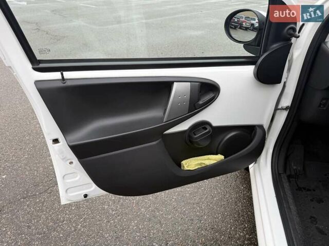 Білий Пежо 107, об'ємом двигуна 1 л та пробігом 65 тис. км за 6500 $, фото 34 на Automoto.ua