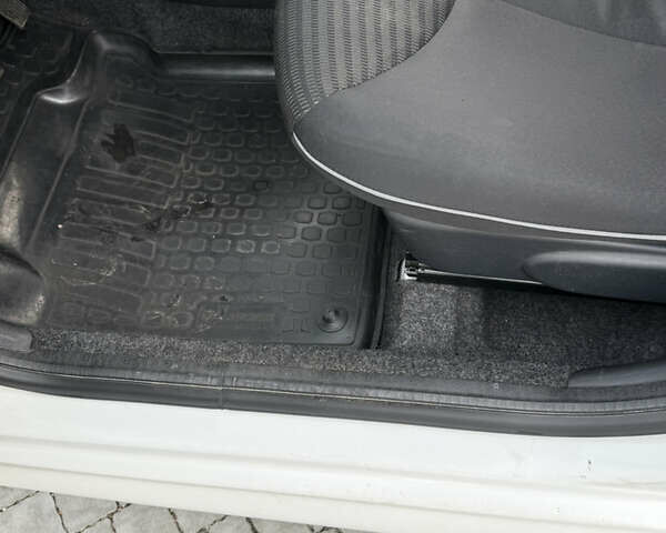 Белый Пежо 107, объемом двигателя 0.99 л и пробегом 220 тыс. км за 4900 $, фото 19 на Automoto.ua