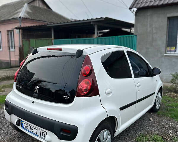 Белый Пежо 107, объемом двигателя 1 л и пробегом 77 тыс. км за 6300 $, фото 5 на Automoto.ua