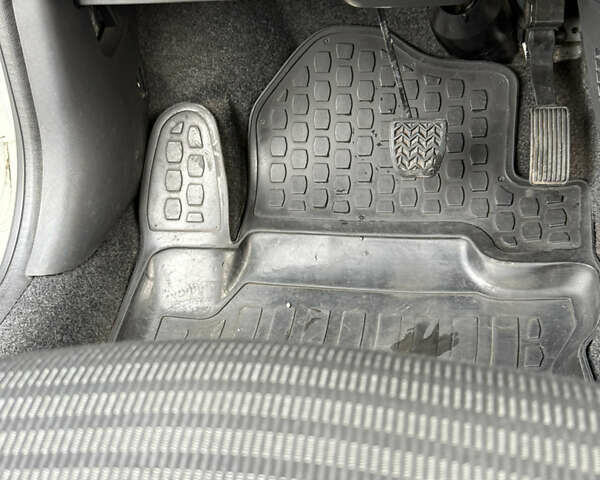 Белый Пежо 107, объемом двигателя 0.99 л и пробегом 220 тыс. км за 4900 $, фото 11 на Automoto.ua