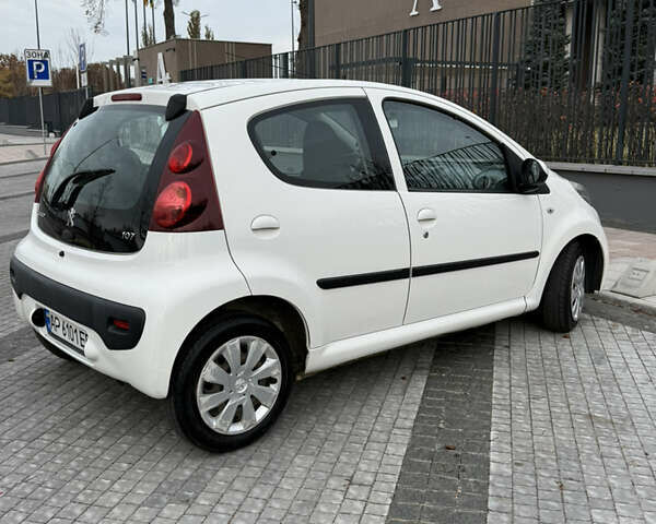 Белый Пежо 107, объемом двигателя 0.99 л и пробегом 220 тыс. км за 4900 $, фото 37 на Automoto.ua