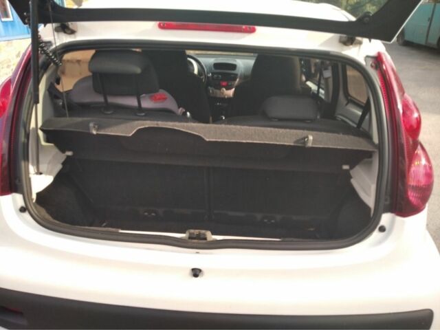 Белый Пежо 107, объемом двигателя 1 л и пробегом 111 тыс. км за 6117 $, фото 6 на Automoto.ua