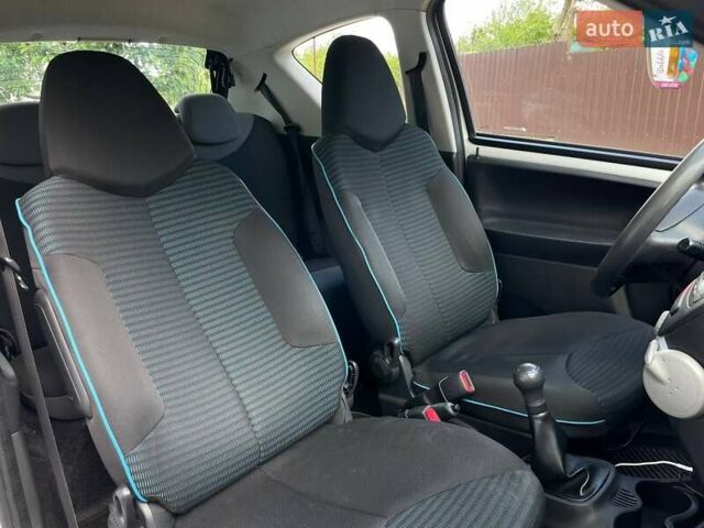 Белый Пежо 107, объемом двигателя 1 л и пробегом 214 тыс. км за 4200 $, фото 13 на Automoto.ua