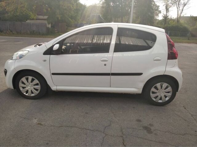 Белый Пежо 107, объемом двигателя 1 л и пробегом 111 тыс. км за 6117 $, фото 2 на Automoto.ua