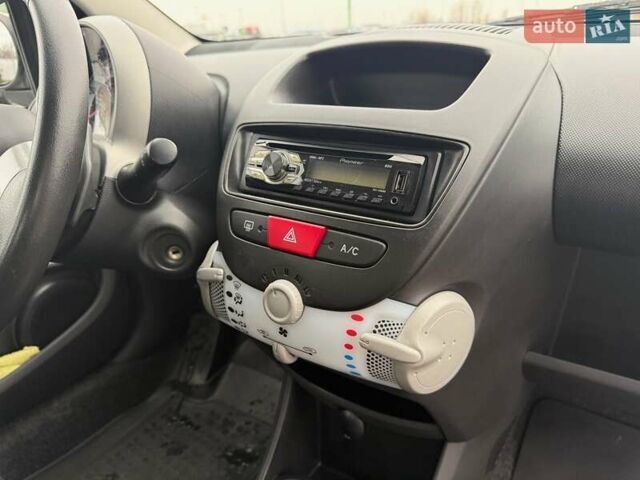 Білий Пежо 107, об'ємом двигуна 1 л та пробігом 65 тис. км за 6500 $, фото 27 на Automoto.ua
