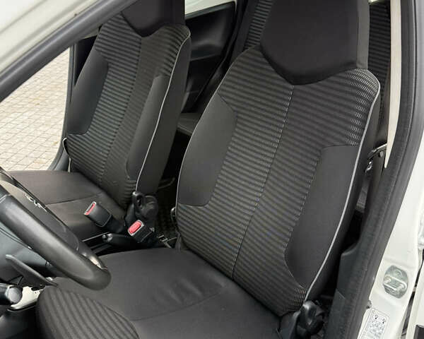 Белый Пежо 107, объемом двигателя 0.99 л и пробегом 220 тыс. км за 4900 $, фото 17 на Automoto.ua