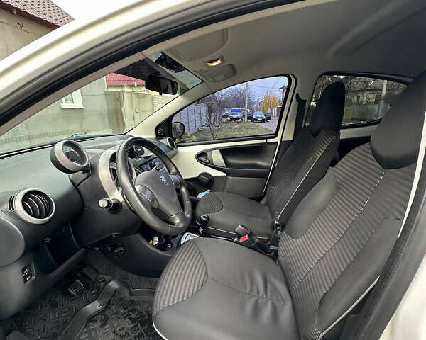 Белый Пежо 107, объемом двигателя 1 л и пробегом 77 тыс. км за 6300 $, фото 7 на Automoto.ua