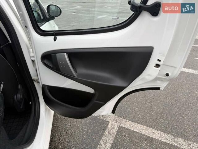 Білий Пежо 107, об'ємом двигуна 1 л та пробігом 65 тис. км за 6500 $, фото 21 на Automoto.ua