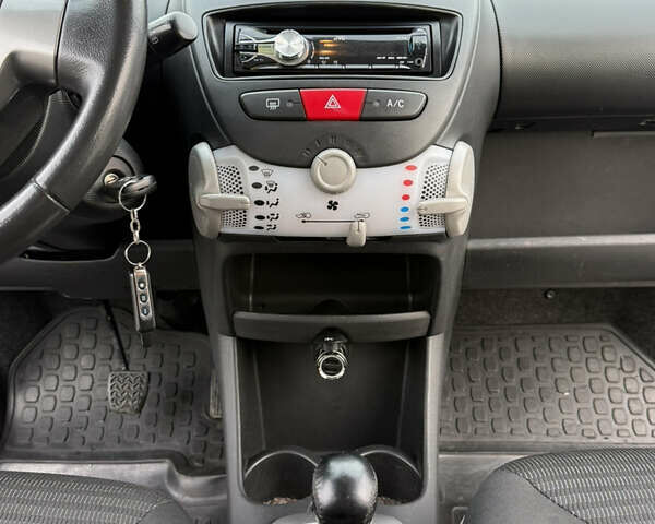 Белый Пежо 107, объемом двигателя 0.99 л и пробегом 220 тыс. км за 4900 $, фото 3 на Automoto.ua